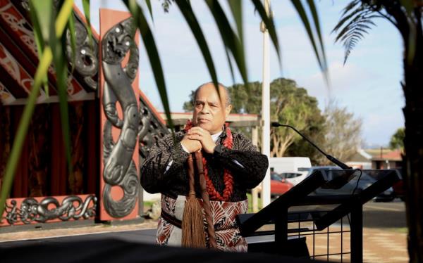 政府官员、太平洋社区代表和Ngāti Whātua Ōrākei在奥克兰的Ōrākei marae聚集，纪念黎明突袭道歉一周年。太平洋人民事务部长Aupito William Sio。